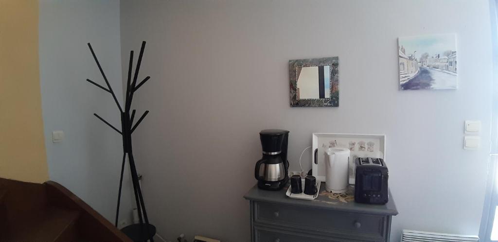 a room with a table with a coffee maker on it at Le gîte de l'atelier in Lailly-en-Val