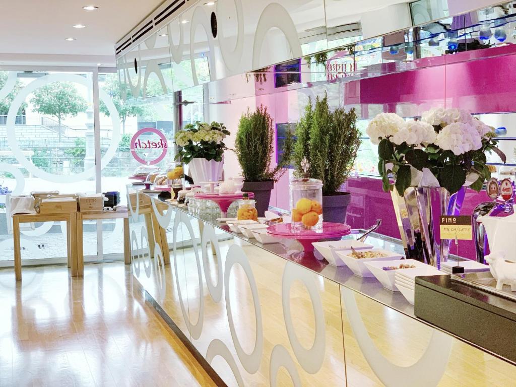 restauracja z blatem z kwiatami w obiekcie Hotel Aurora w Meranie