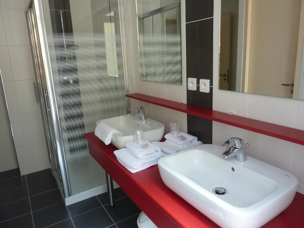 Koupelna v ubytování Cit'Hotel de La Vallée