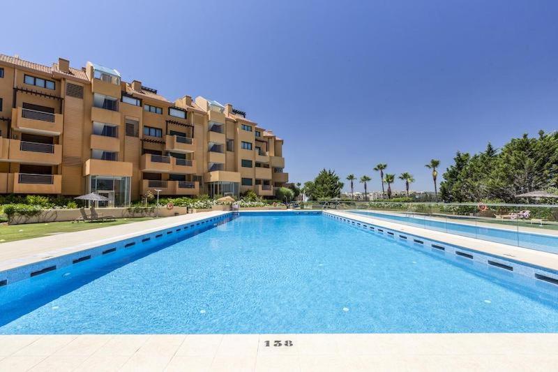 Bazén v ubytování Sotogrande Ribera del Marlin apartment nebo v jeho okolí