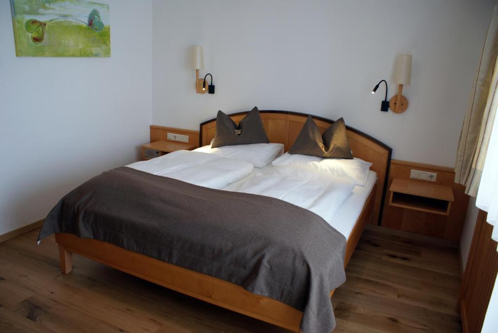 A bed or beds in a room at Ferienhotel Gewürzmühle