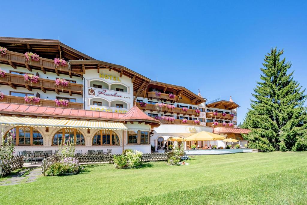 un gran edificio con césped delante en Hotel Residenz Hochland, en Seefeld in Tirol