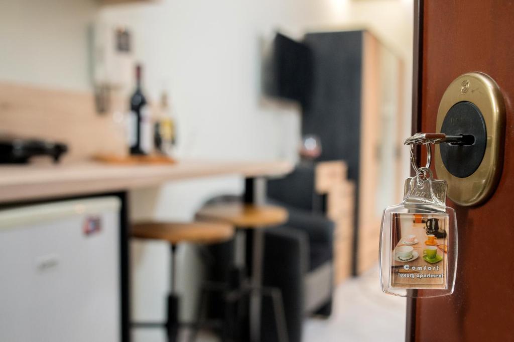 uma garrafa de vidro está pendurada numa porta em Comfort Studio em Tessalônica