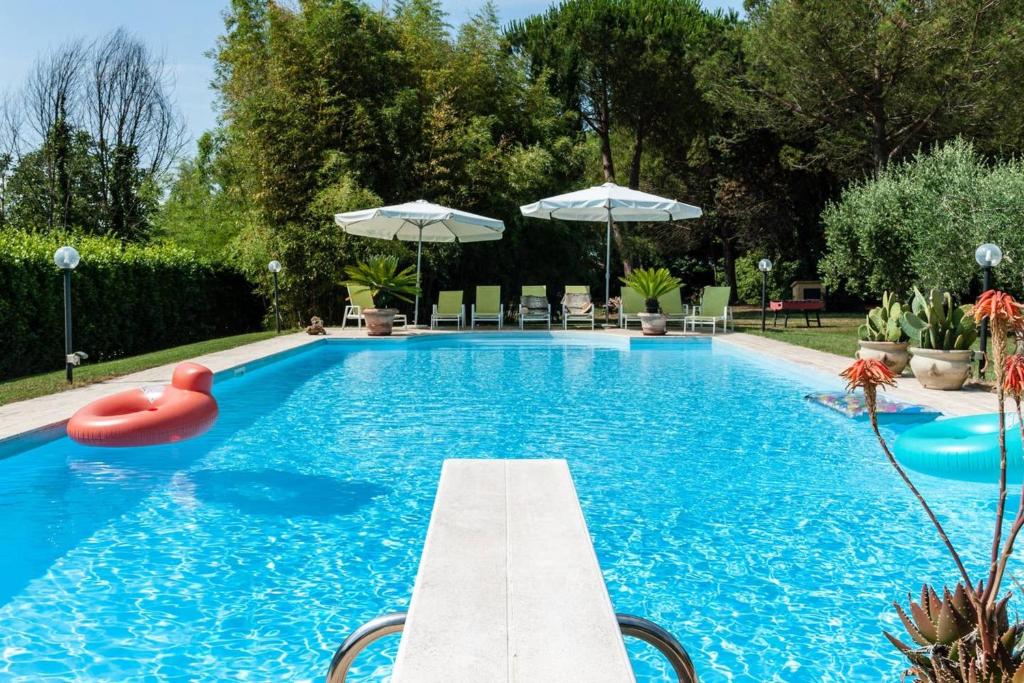 Πισίνα στο ή κοντά στο Charming Villa in Pisa with terrace and shared pool.