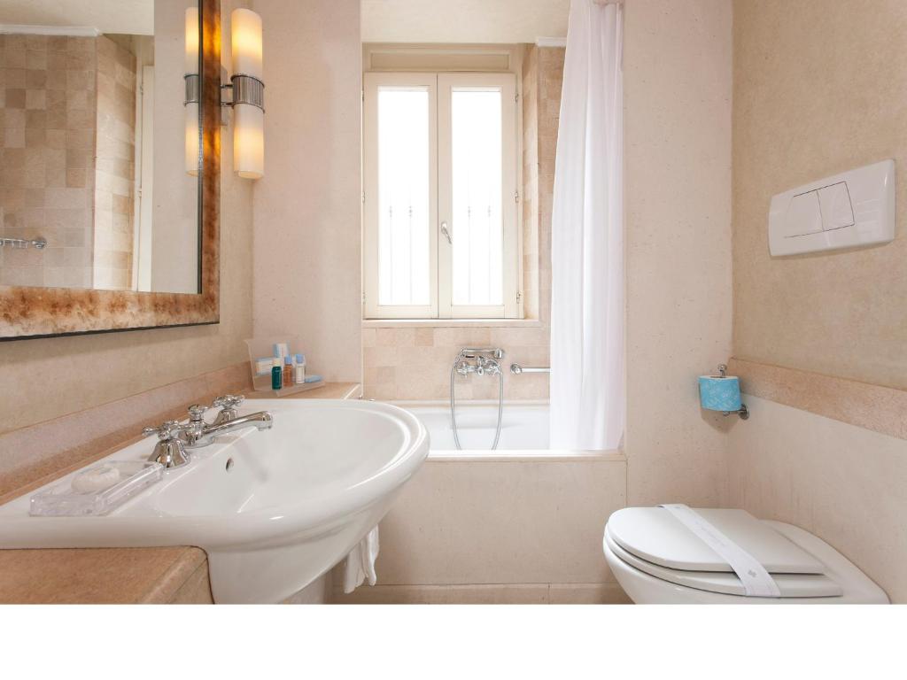 Koupelna v ubytování Stendhal Hotel