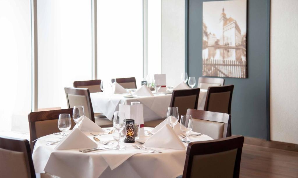 Reštaurácia alebo iné gastronomické zariadenie v ubytovaní Hotel Metropol