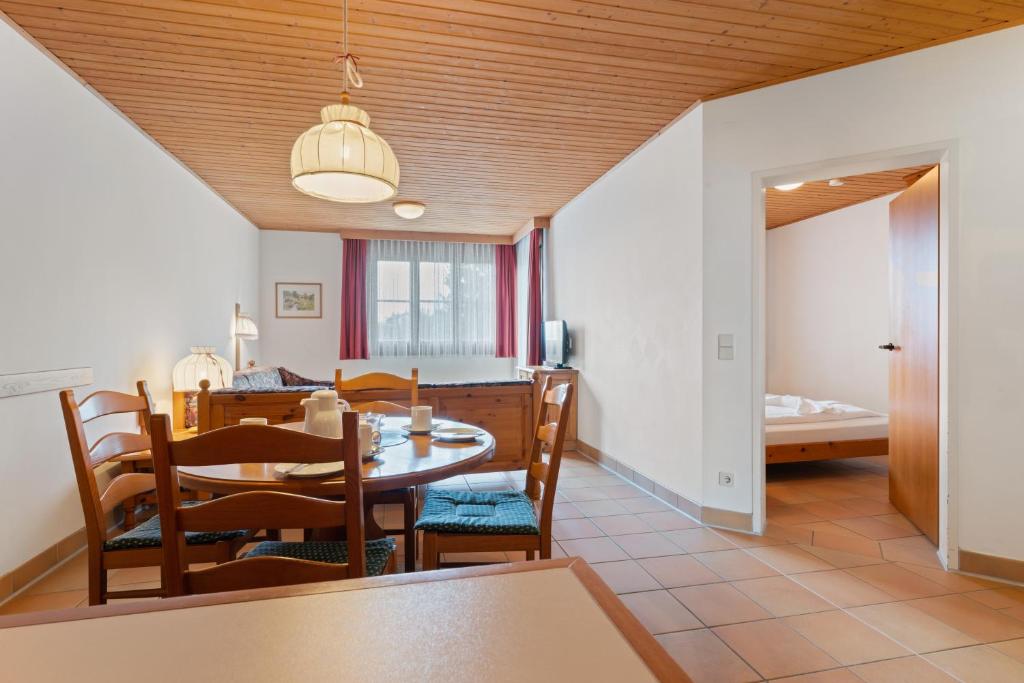 jadalnia i salon ze stołem i krzesłami w obiekcie Ferienapartment Kanzelhöhe an der Skipiste w mieście Kanzelhöhe