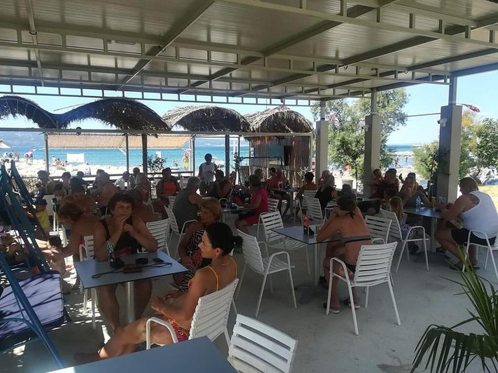 Reštaurácia alebo iné gastronomické zariadenie v ubytovaní Beach Apartments Croatia