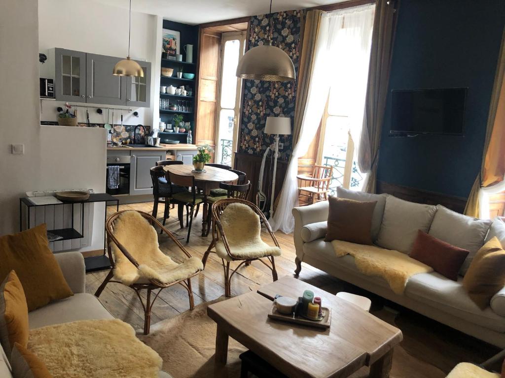 sala de estar con sofá y mesa en Appartement Joséphine en Eaux-Bonnes