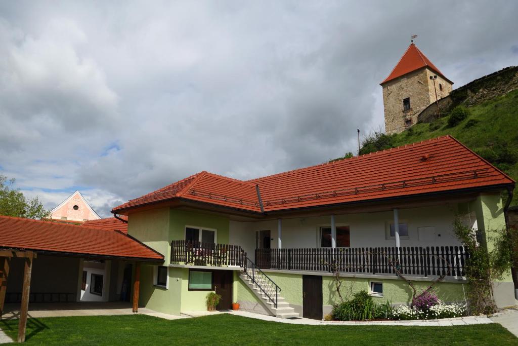 ein Haus mit einer Kirche auf einem Hügel in der Unterkunft House Minka in Ptuj