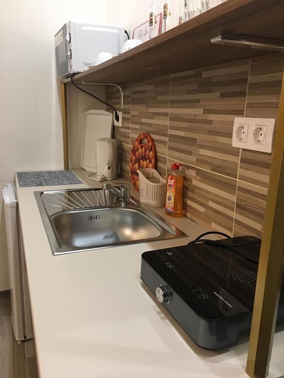 Kuchnia lub aneks kuchenny w obiekcie Aranykorona Apartmanház