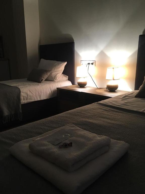 Łóżko lub łóżka w pokoju w obiekcie Aranykorona Apartmanház