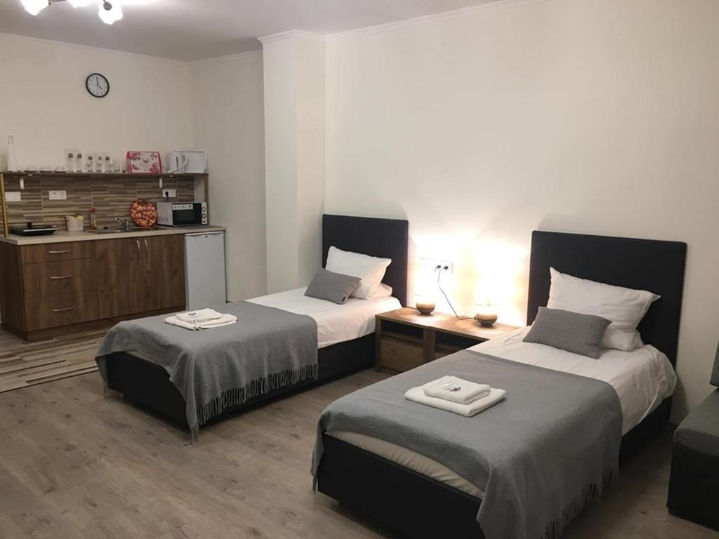 Łóżko lub łóżka w pokoju w obiekcie Aranykorona Apartmanház