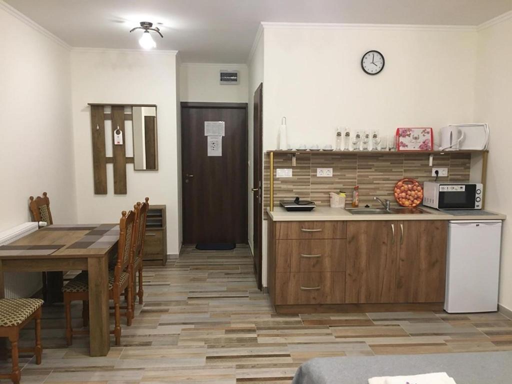Kuchnia lub aneks kuchenny w obiekcie Aranykorona Apartmanház