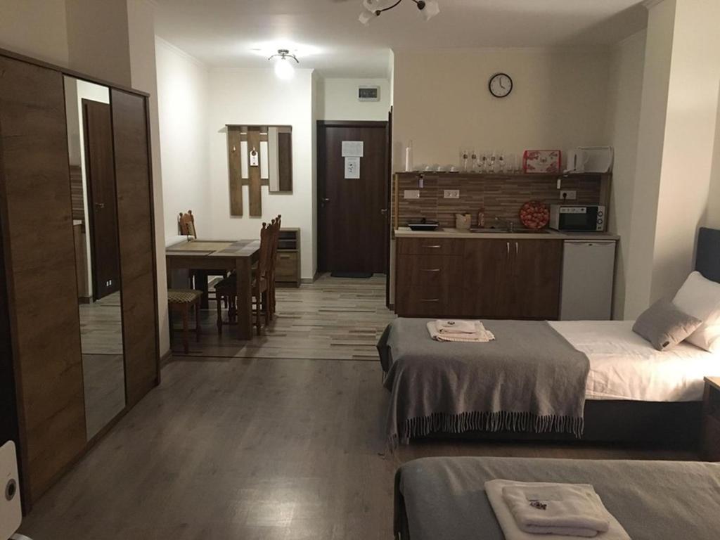 Pokój z 2 łóżkami i kuchnią ze stołem w obiekcie Aranykorona Apartmanház w Miszkolcu