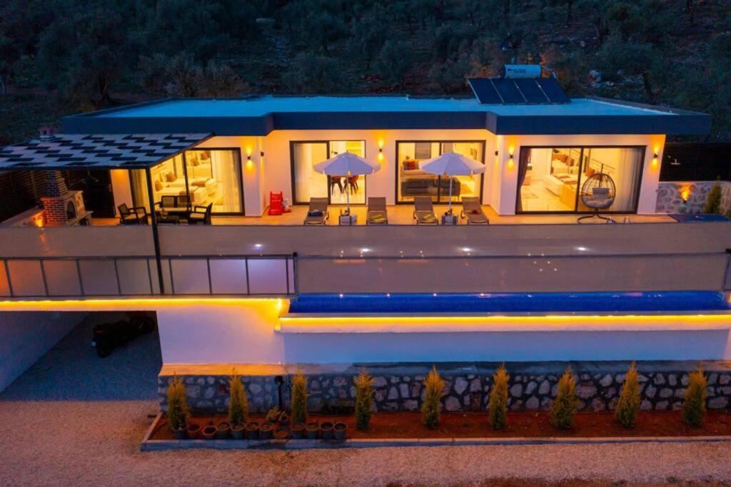 una grande casa con terrazza di notte di Corleone - Modern Villa with Jacuzzi in Kalkan a Kaş