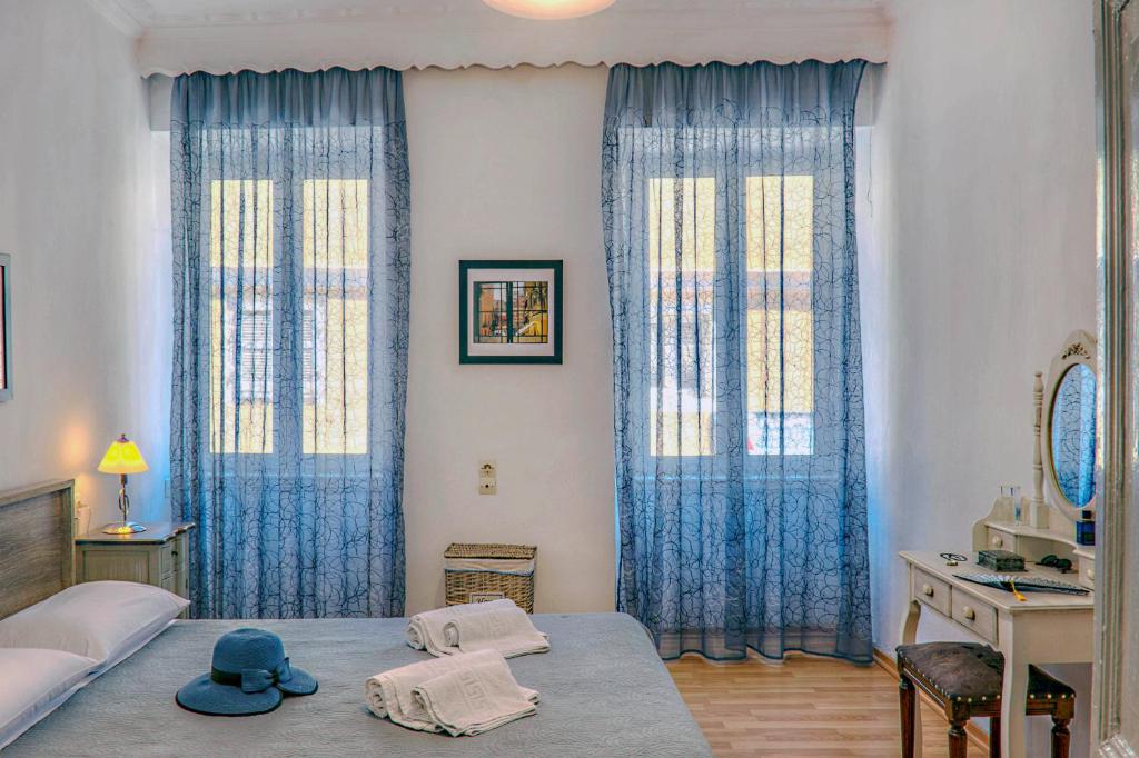 Posteľ alebo postele v izbe v ubytovaní Theodora's old Corfu home