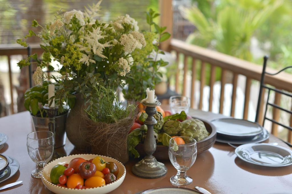 a table with bowls of fruit and flowers on it at Sas Robrecht in Saint-Tropez
