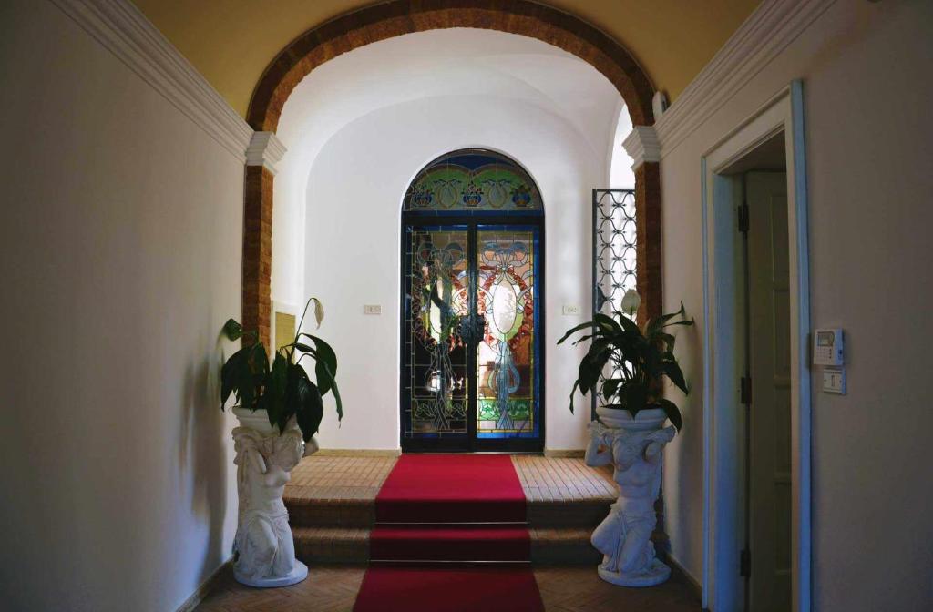 阿特里的住宿－BeB Cornelia，走廊上设有拱门,有彩色玻璃门