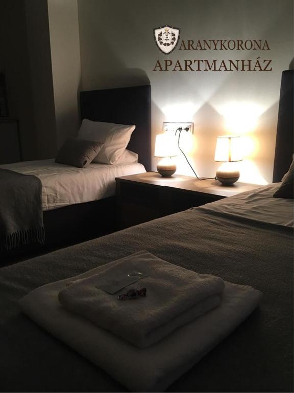 Łóżko lub łóżka w pokoju w obiekcie Aranykorona Apartmanház