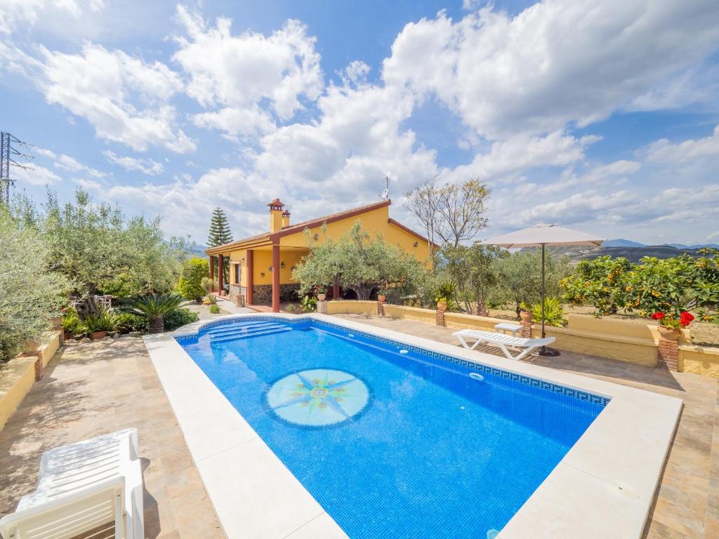 uma imagem de uma piscina numa villa em Cubo's Casa Rural Yanza em Alhaurín el Grande