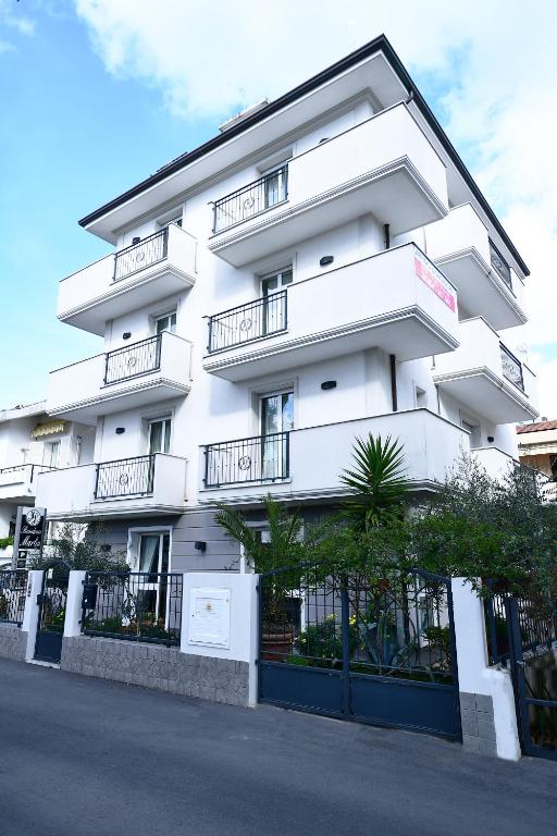 ein weißes Gebäude mit Balkonen an der Seite in der Unterkunft Residence Marlin in Riccione