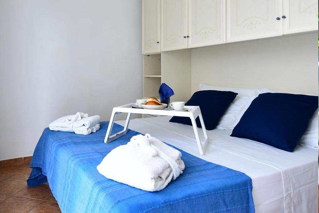 een kamer met twee bedden en een tafel erop bij Residence Marlin in Riccione