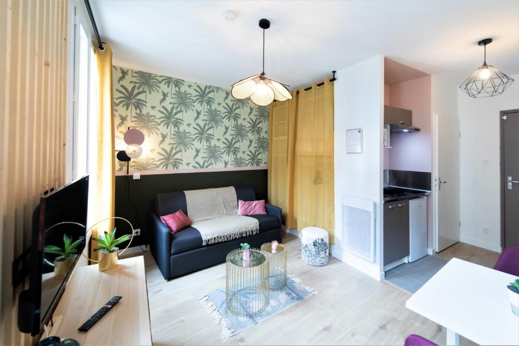 un salon avec un canapé et une table dans l'établissement LE RIQUET 204 - Hypercentre - Gare, à Toulouse