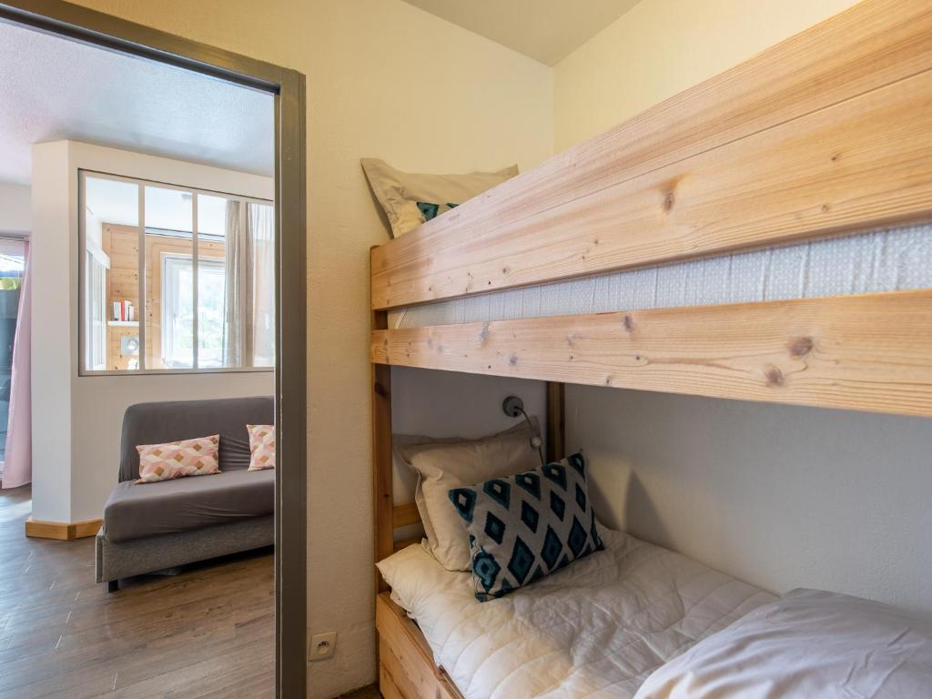 シャモニー・モンブランにあるNid douillet de Chamonixのベッドルーム(二段ベッド1組、鏡付)