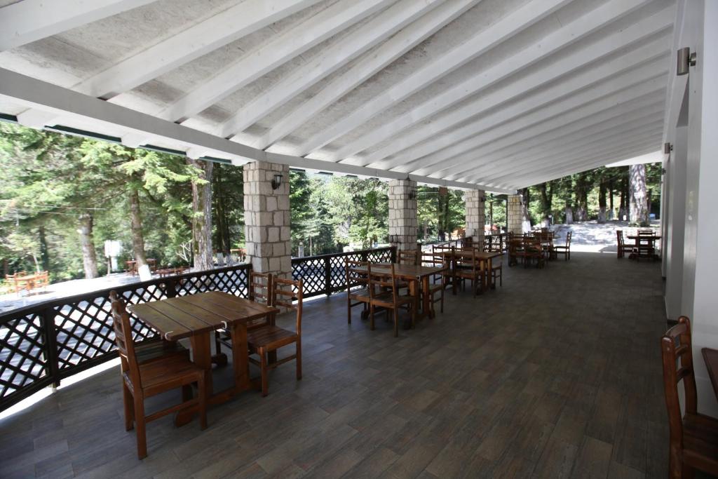 Restaurace v ubytování Bujtina Uji I Panjes, Log Cabins