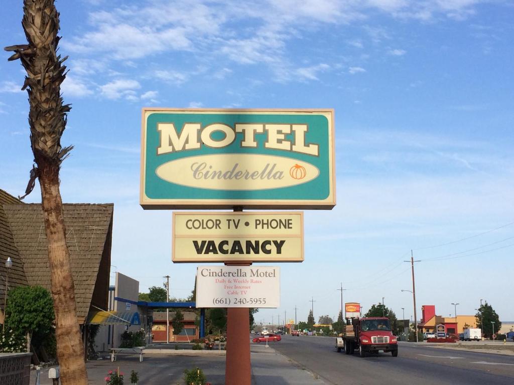 un panneau indiquant un motel sur le côté d'une rue dans l'établissement Cinderella Motel, à Wasco