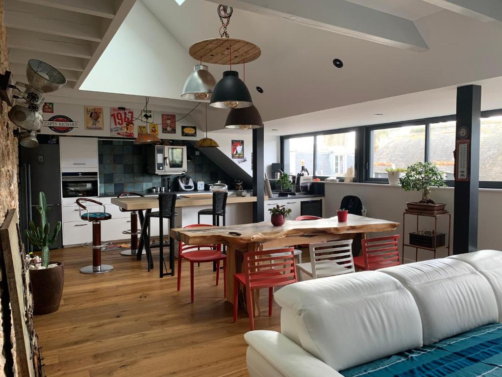 une cuisine et un salon avec une table et des chaises dans l'établissement Appartement 3 chambres centre ville et 100m de la mer, à Concarneau