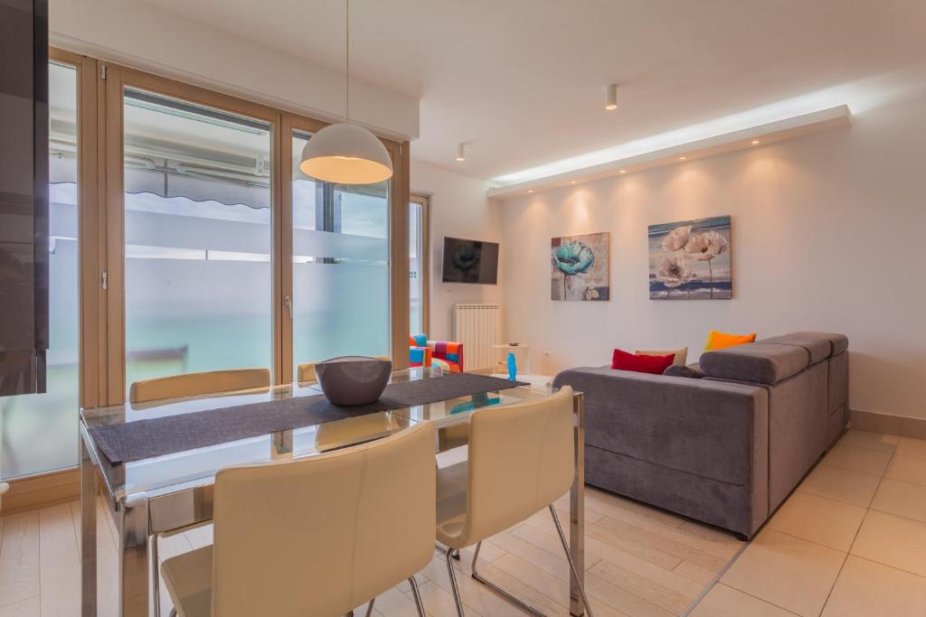 Televízia a/alebo spoločenská miestnosť v ubytovaní Apartman LAURA