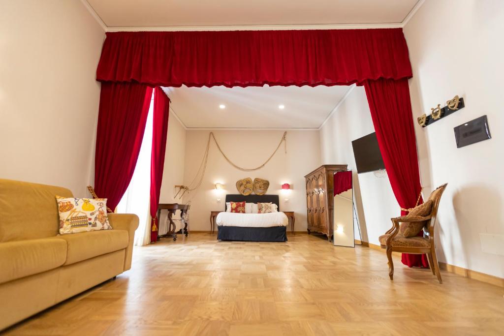 ein Wohnzimmer mit einem Bett mit roten Vorhängen in der Unterkunft City Soul B&B in Neapel