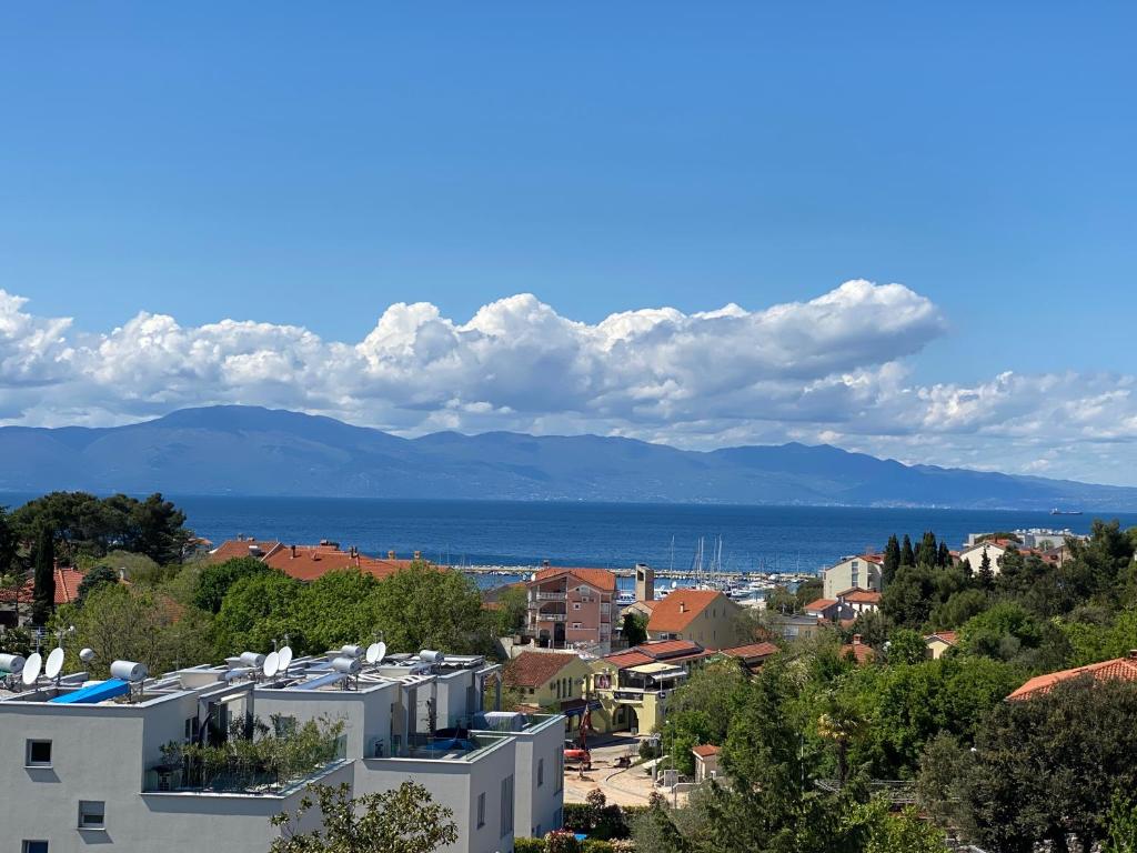 una vista de una ciudad con el océano en el fondo en Dub center apartments, en Malinska
