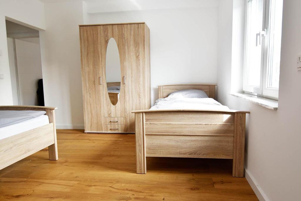 Postel nebo postele na pokoji v ubytování Moderne Ferienwohnung mit Sat-TV & WLAN