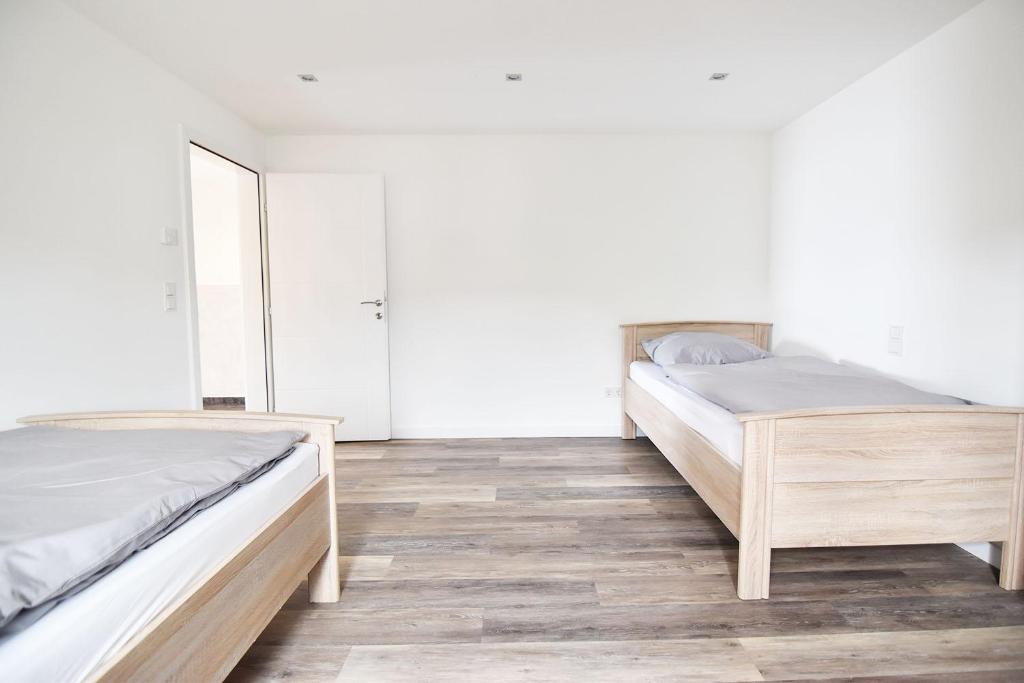 Postel nebo postele na pokoji v ubytování Moderne Ferienwohnung mit Sat-TV & WLAN