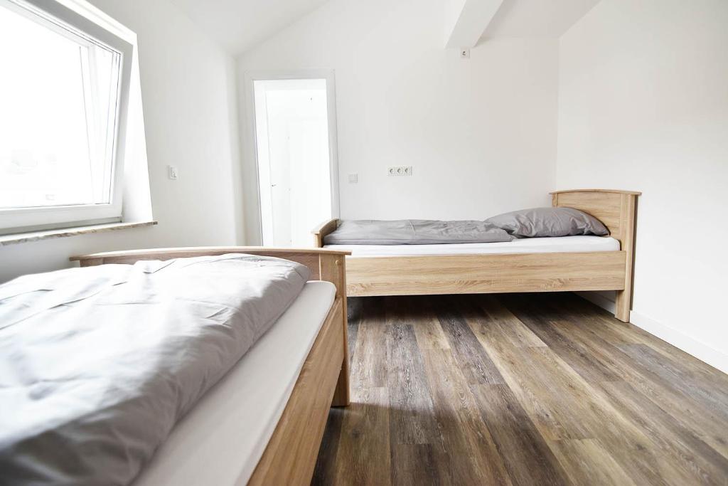 Postel nebo postele na pokoji v ubytování Moderne Ferienwohnung mit Sat-TV & WLAN