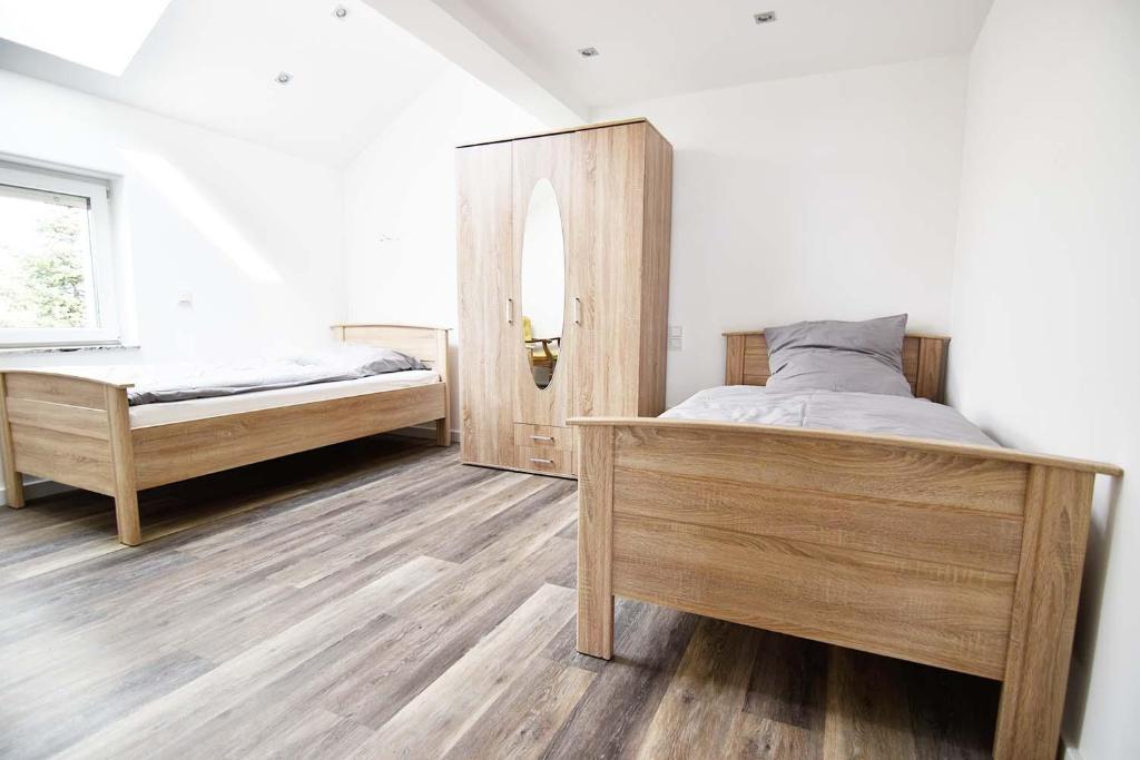 a bedroom with two beds and a window at Moderne Ferienwohnung mit Sat-TV & WLAN in Leverkusen