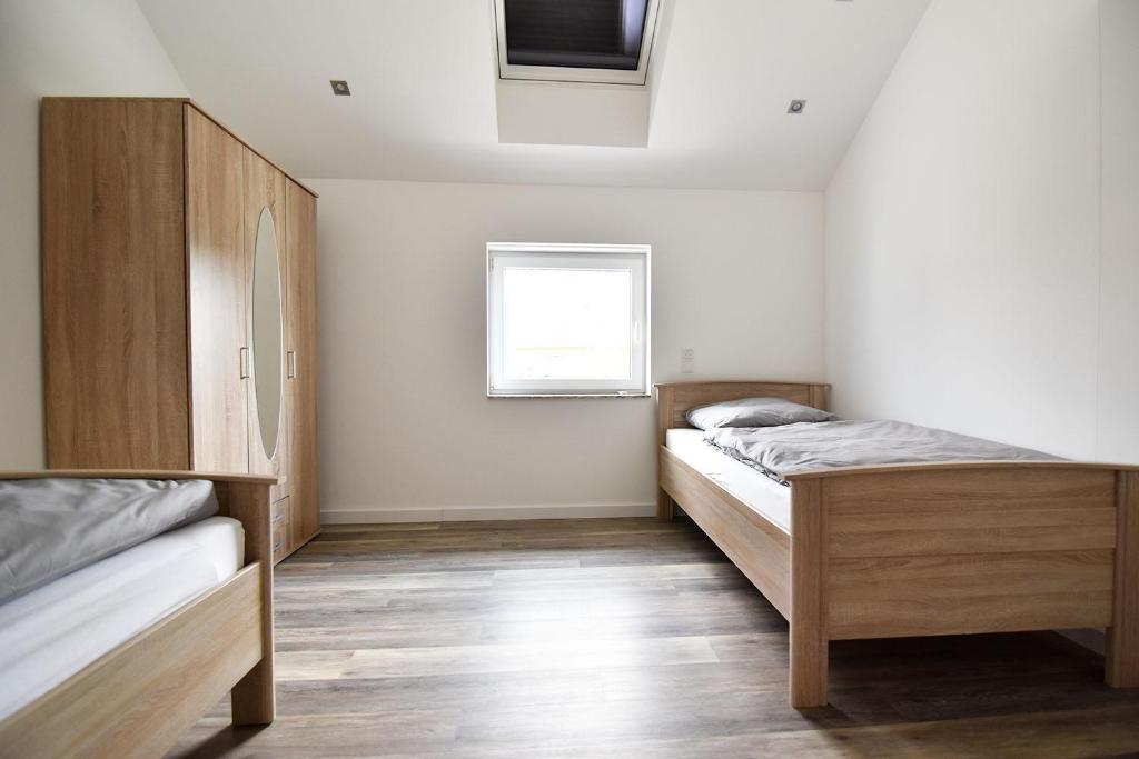 Postel nebo postele na pokoji v ubytování Moderne Ferienwohnung mit Sat-TV & WLAN