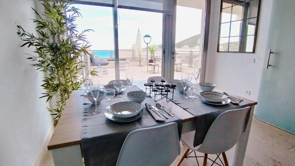 een eettafel met uitzicht op de oceaan bij Casa La Xiqueta Playa,160m2,Vistas al mar+WIFI in Peñíscola