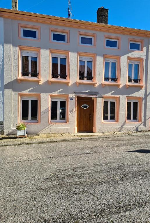 un bâtiment au bord d'une rue dans l'établissement Appartement soleil, à Vrécourt