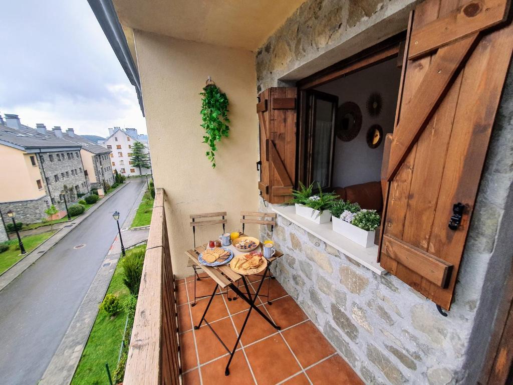 Balkón nebo terasa v ubytování Apartamento de montaña y ESQUÍ en el Pirineo Aragonés, Villanúa - WIFI