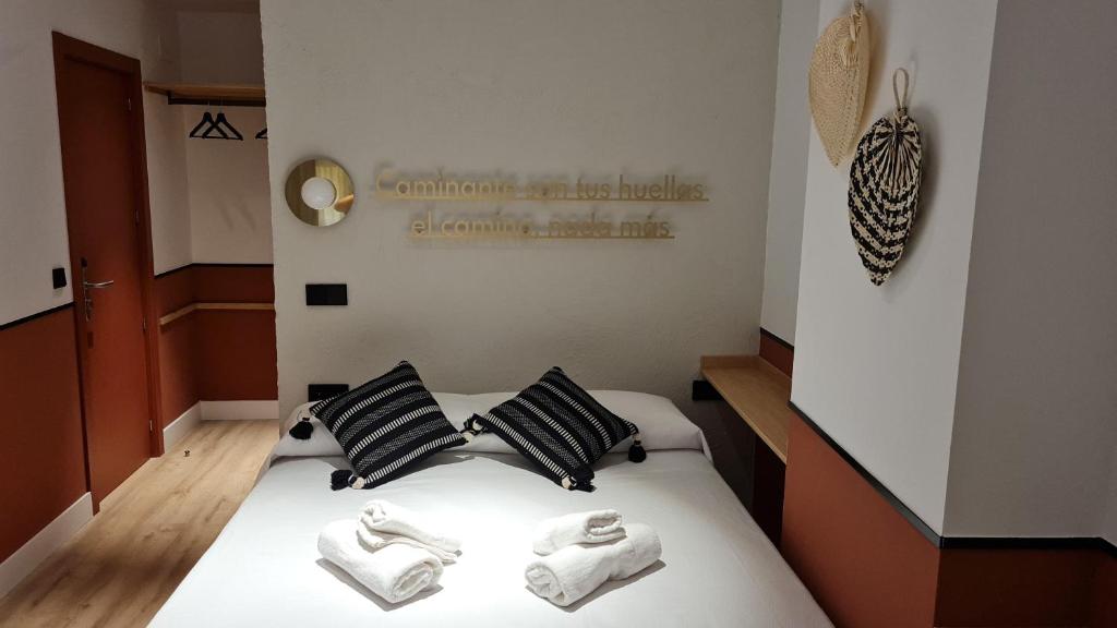 A bed or beds in a room at Cálamo Guesthouse