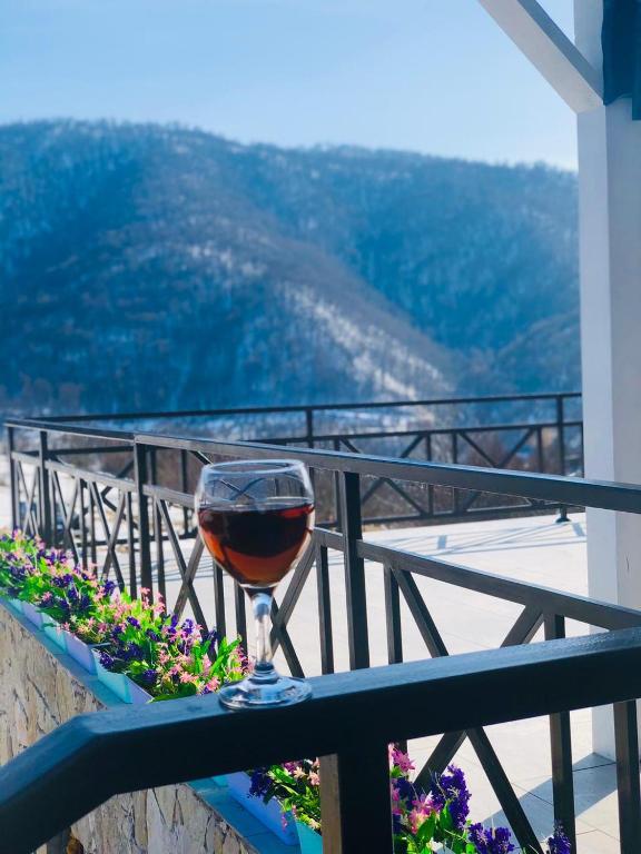 Nespecifikovaný výhled na hory nebo výhled na hory při pohledu z hotelu