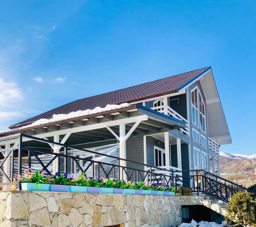Nespecifikovaný výhled na hory nebo výhled na hory při pohledu z hotelu
