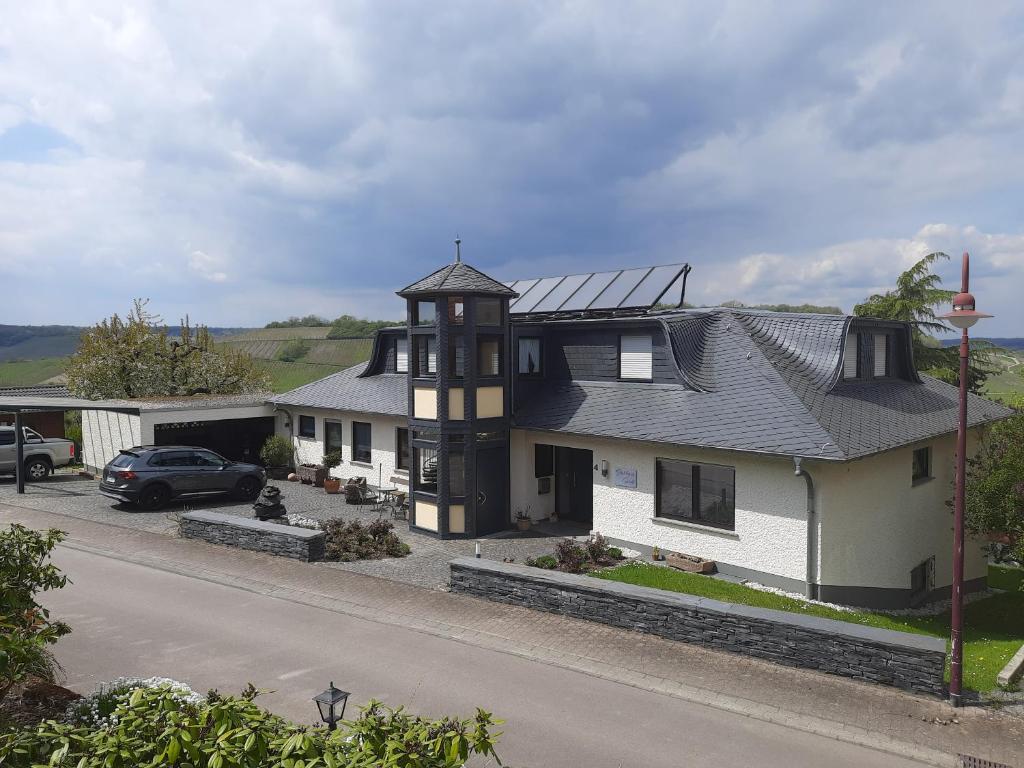 una casa con paneles solares encima en Gästehaus Sproß, en Veldenz