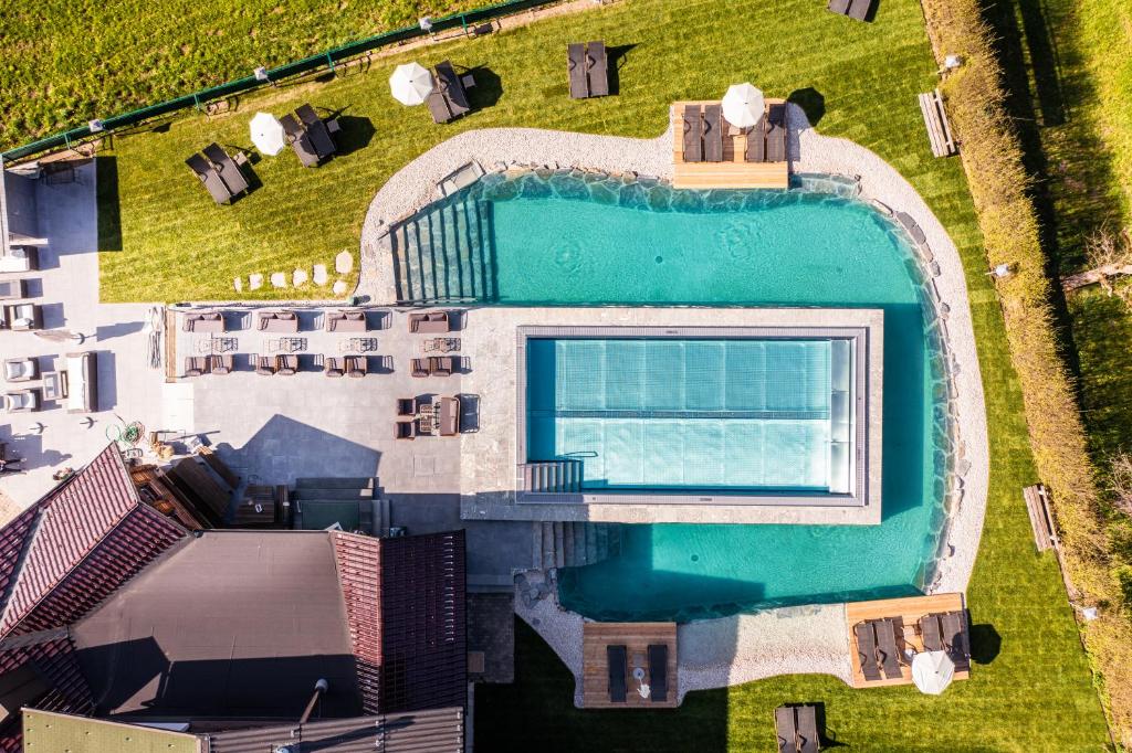 una vista aérea de una piscina en una casa en Spa&Aktiv Hotel Lavendel, en Windischgarsten