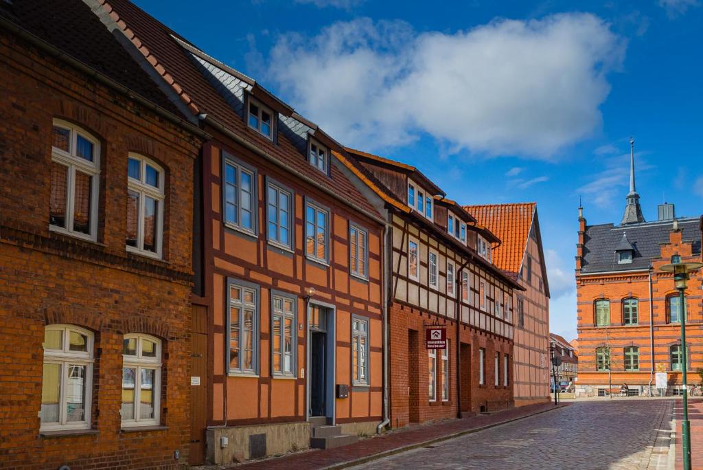 a row of brick buildings on a street at Swebenhus boven - 4 Sterne-Appartement in Plau am See