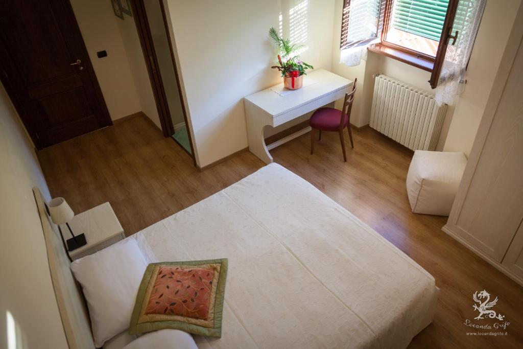 een kamer met een bureau en een tapijt. bij Il Grifo in Lenno